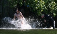 Naked Man In A Seattle Lake Eludes Police For 2 Hours (Video)